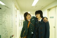 映画「3月のライオン」より、二海堂晴信役の染谷将太（左）、桐山零役の神木隆之介（右）。