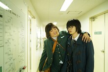 「3月のライオン」より、二海堂晴信役の染谷将太（左）、桐山零役の神木隆之介（右）。