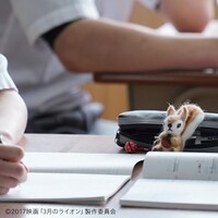 映画「3月のライオン」より、リスポッケ先生のマスコットの登場シーン。