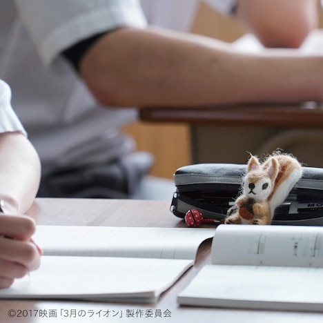 映画「3月のライオン」より、リスポッケ先生のマスコットの登場シーン。