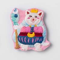 「将棋の絵本からやってきた 王さまニャーの大きなざくざく刺しゅうブローチキット」