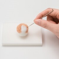 「本家のかわいいキーホルダー リスポッケ先生のニードルフェルトのマスコットキット」制作風景