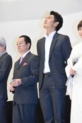 左から水谷豊、反町隆史。