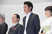 左から水谷豊、反町隆史、鈴木杏樹。