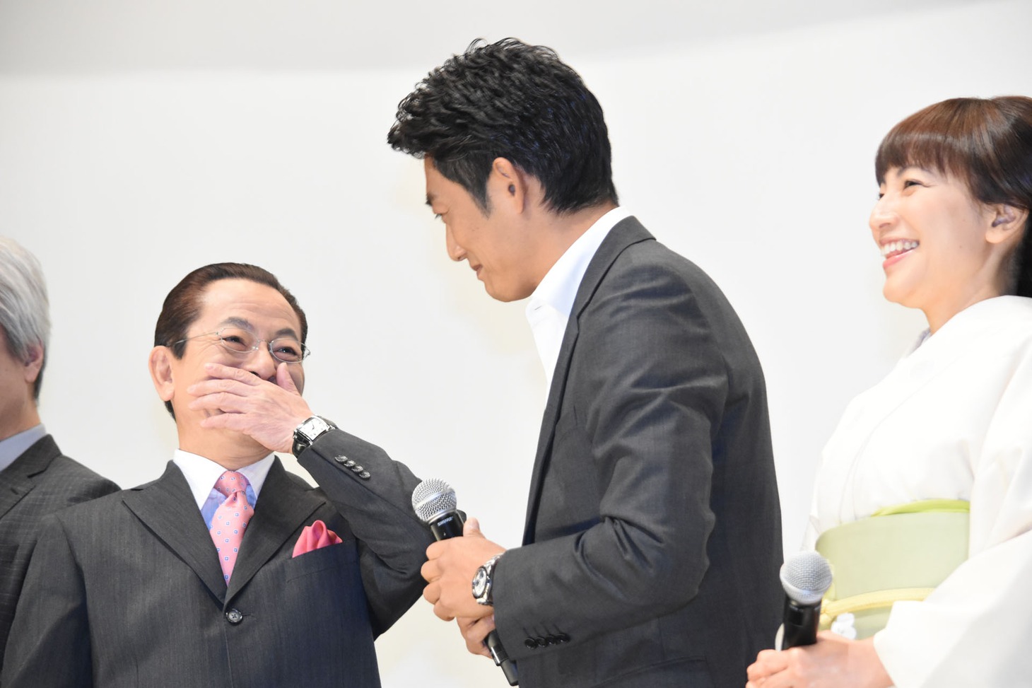 水谷豊（左）を笑わせる反町隆史（中央）。