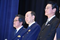 左から片桐竜次、小野了、神保悟志。
