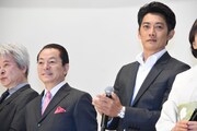 左から水谷豊、反町隆史。