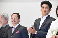 左から水谷豊、反町隆史。