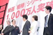 「相棒」シリーズの映画が動員1000万人を達成したと聞き「1000万人ってどれくらいなんでしょうね？ 想像もつかない」と驚く水谷豊（中央左）。