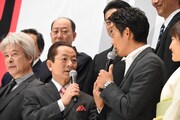 反町隆史（中央右）に、掛け声を何度も説明する水谷豊（中央左）。