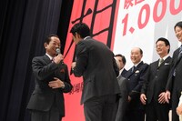 掛け声を間違えてしまい、謝る反町隆史（右）と、水谷豊（左）。