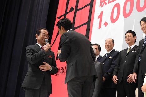 掛け声を間違えてしまい、謝る反町隆史（右）と、水谷豊（左）。