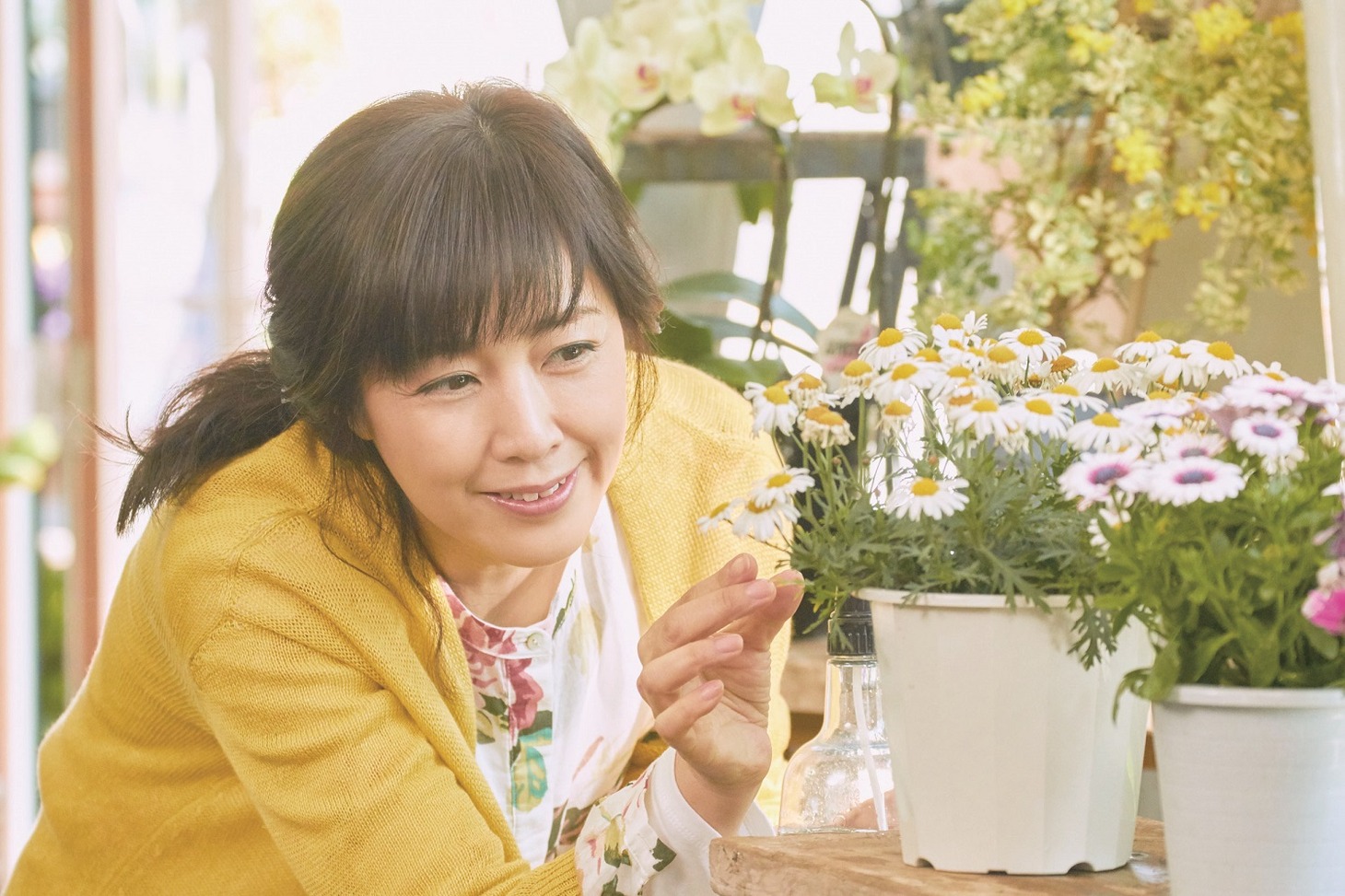 映画「ピーチガール」より、菊池桃子演じる安達桜子。