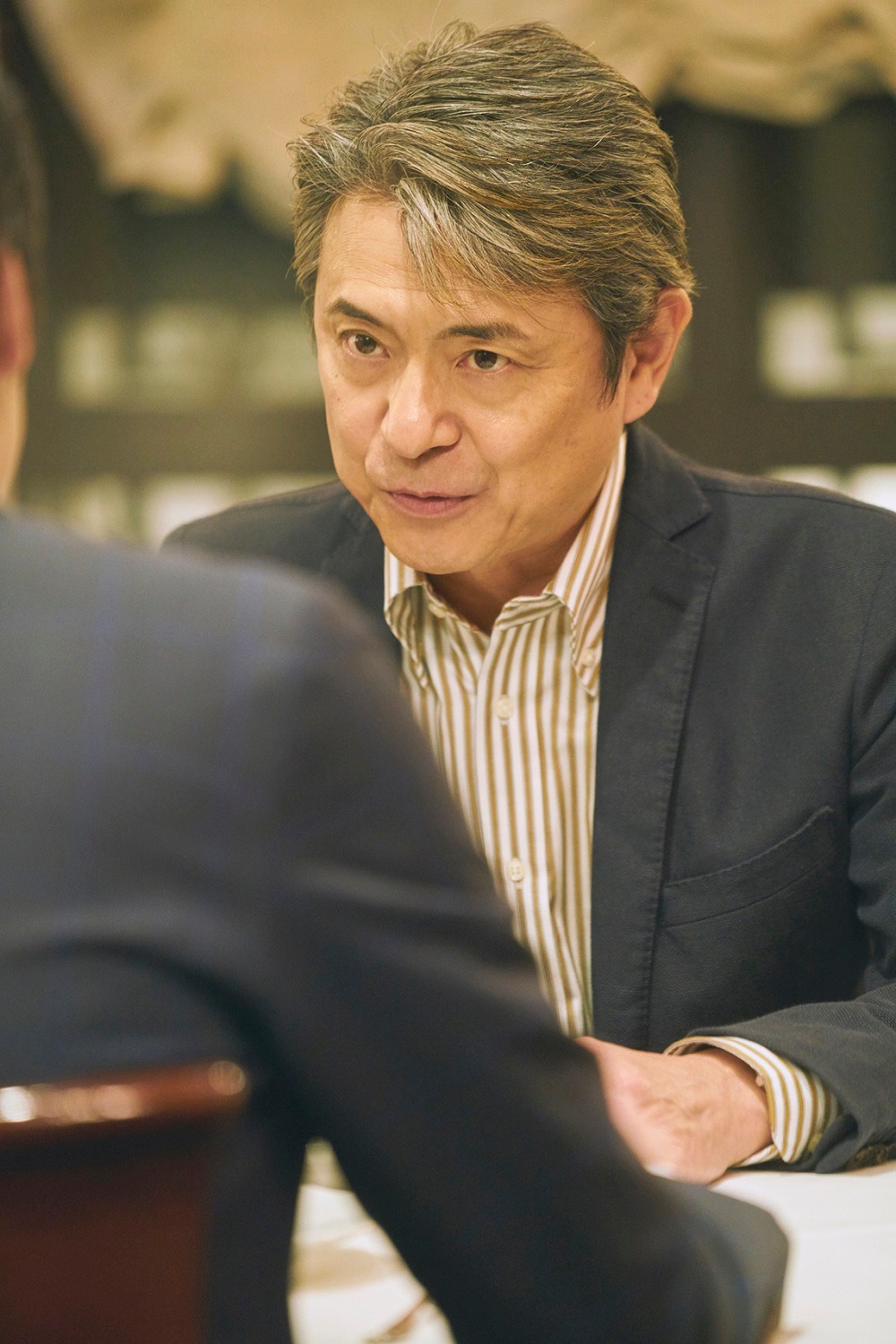 映画「ピーチガール」より、升毅演じる岡安崇史。