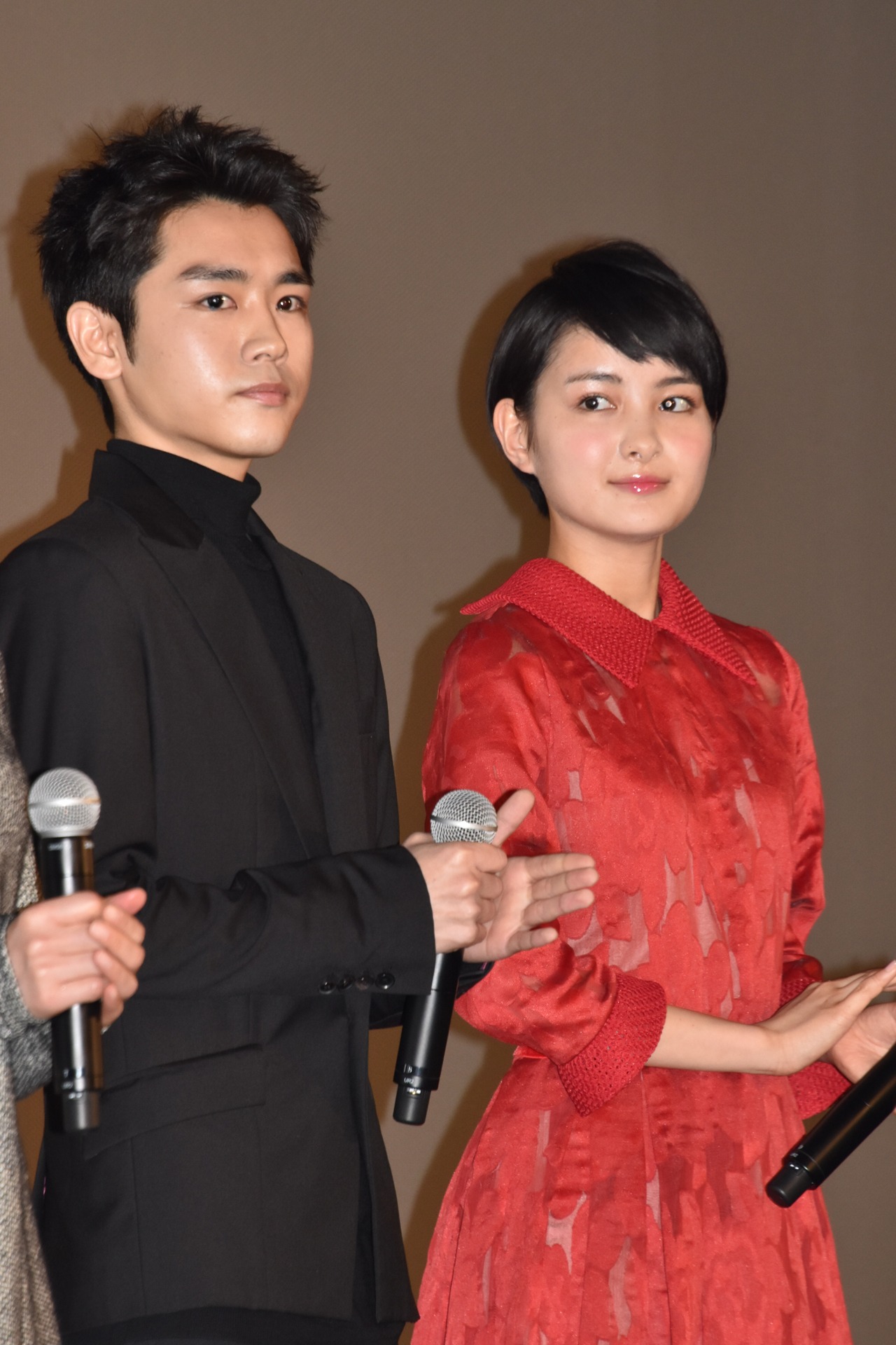 左から泉澤祐希、葵わかな。