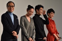 左から小日向文世、深津絵里、泉澤祐希、葵わかな。