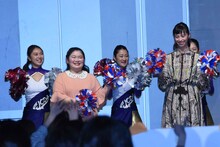 手前左から富田望生、中条あやみ。