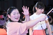 左から富田望生、福原遥。