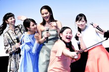 スマートフォンで自撮りするJETSメンバー。左から中条あやみ、広瀬すず、山崎紘菜、富田望生、福原遥。