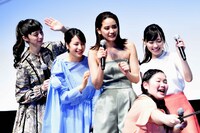 スマートフォンで自撮りするJETSメンバー。左から中条あやみ、広瀬すず、山崎紘菜、富田望生、福原遥。