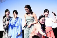 スマートフォンで自撮りするJETSメンバー。