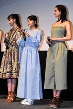 左から中条あやみ、広瀬すず、山崎紘菜。