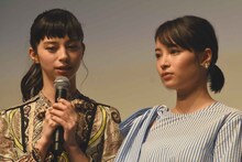 左から中条あやみ、広瀬すず。