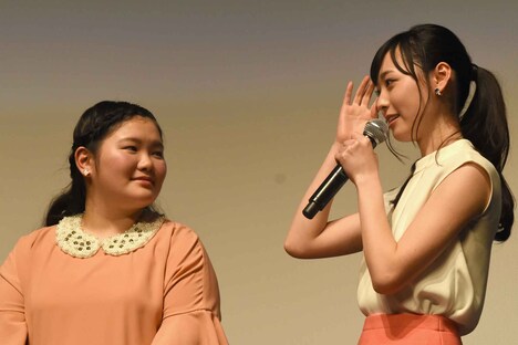 左から富田望生、福原遥。