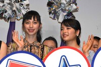 左から中条あやみ、広瀬すず。