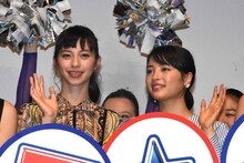 左から中条あやみ、広瀬すず。