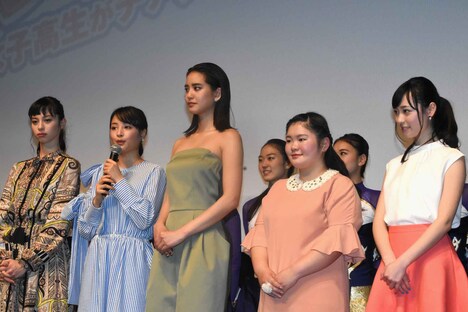 左から中条あやみ、広瀬すず、山崎紘菜、富田望生、福原遥。