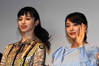 左から中条あやみ、広瀬すず。