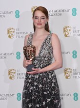 第70回英国アカデミー賞授賞式に出席したエマ・ストーン。（写真提供：DP / AAD / starmaxinc.com / Newscom / ゼータ イメージ）