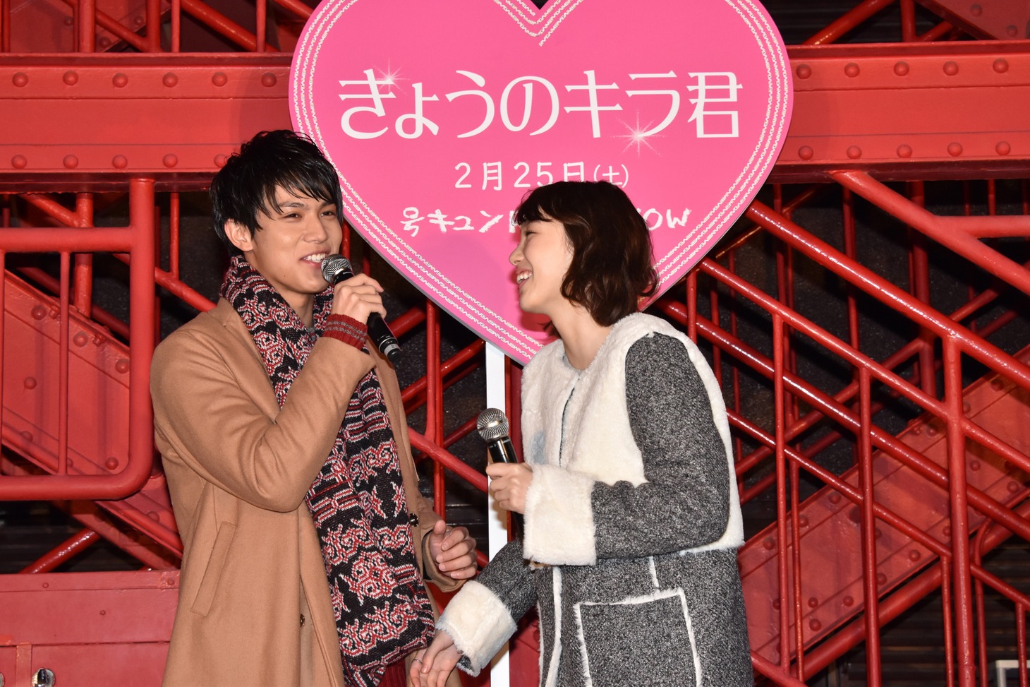 楽しそうに会話を交わす中川大志（左）と飯豊まりえ（右）。
