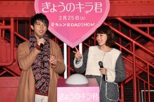 点灯のカウントダウンをする中川大志（左）と飯豊まりえ（右）。