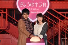 「きょうのキラ君」ヒット祈願バレンタインイベントの様子。左から中川大志、飯豊まりえ。