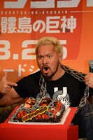 デビュー20周年を祝したサプライズケーキに喜ぶ真壁刀義。