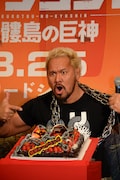 デビュー20周年を祝したサプライズケーキに喜ぶ真壁刀義。