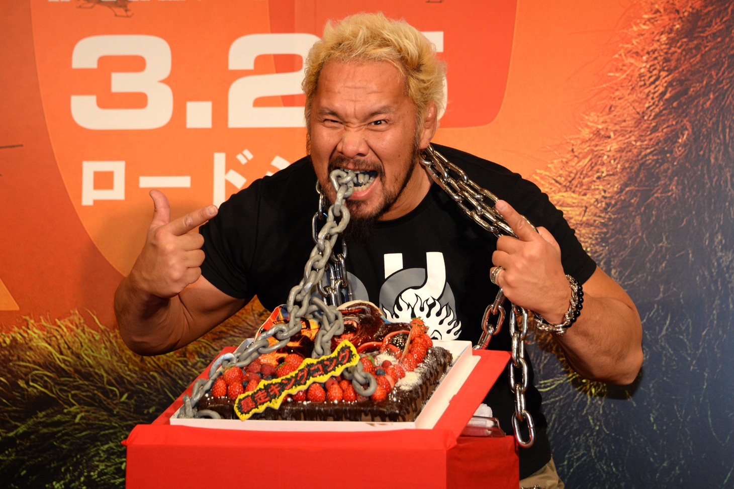 デビュー20周年を祝したサプライズケーキに喜ぶ真壁刀義。
