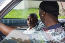 「ムーンライト」より、アレックス・ヒバート演じる幼少期のシャロン（奥）。