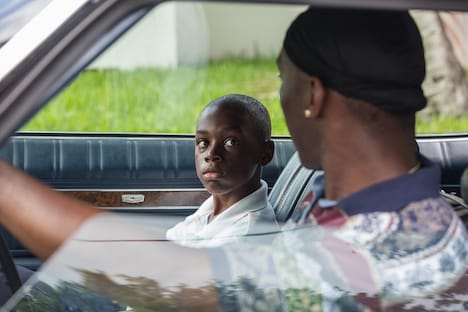 「ムーンライト」より、アレックス・ヒバート演じる幼少期のシャロン（奥）。