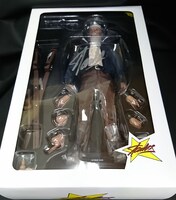 スタン・リーの直筆サイン入り「【ムービー・マスターピース】1/6スケールフィギュア スタン・リー」。