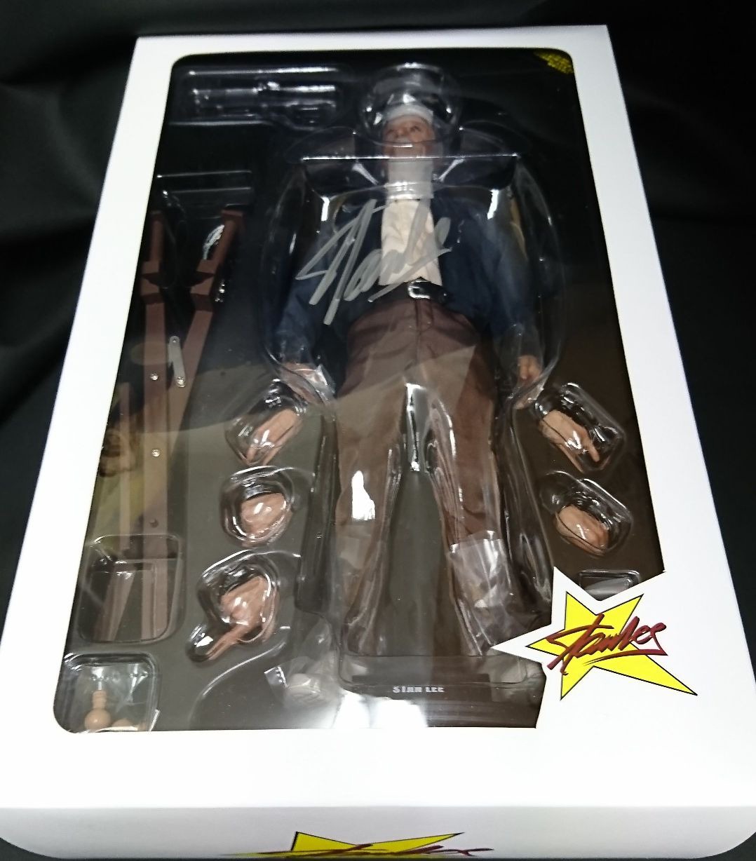スタン・リーの直筆サイン入り「【ムービー・マスターピース】1/6スケールフィギュア スタン・リー」。