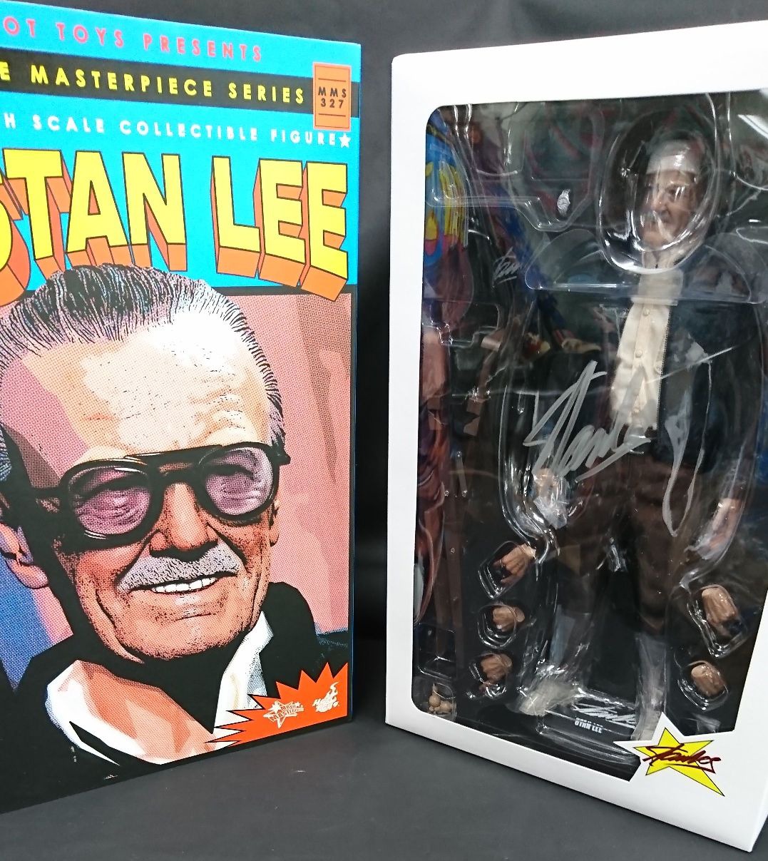 スタン・リーの直筆サイン入り「【ムービー・マスターピース】1/6スケールフィギュア スタン・リー」。