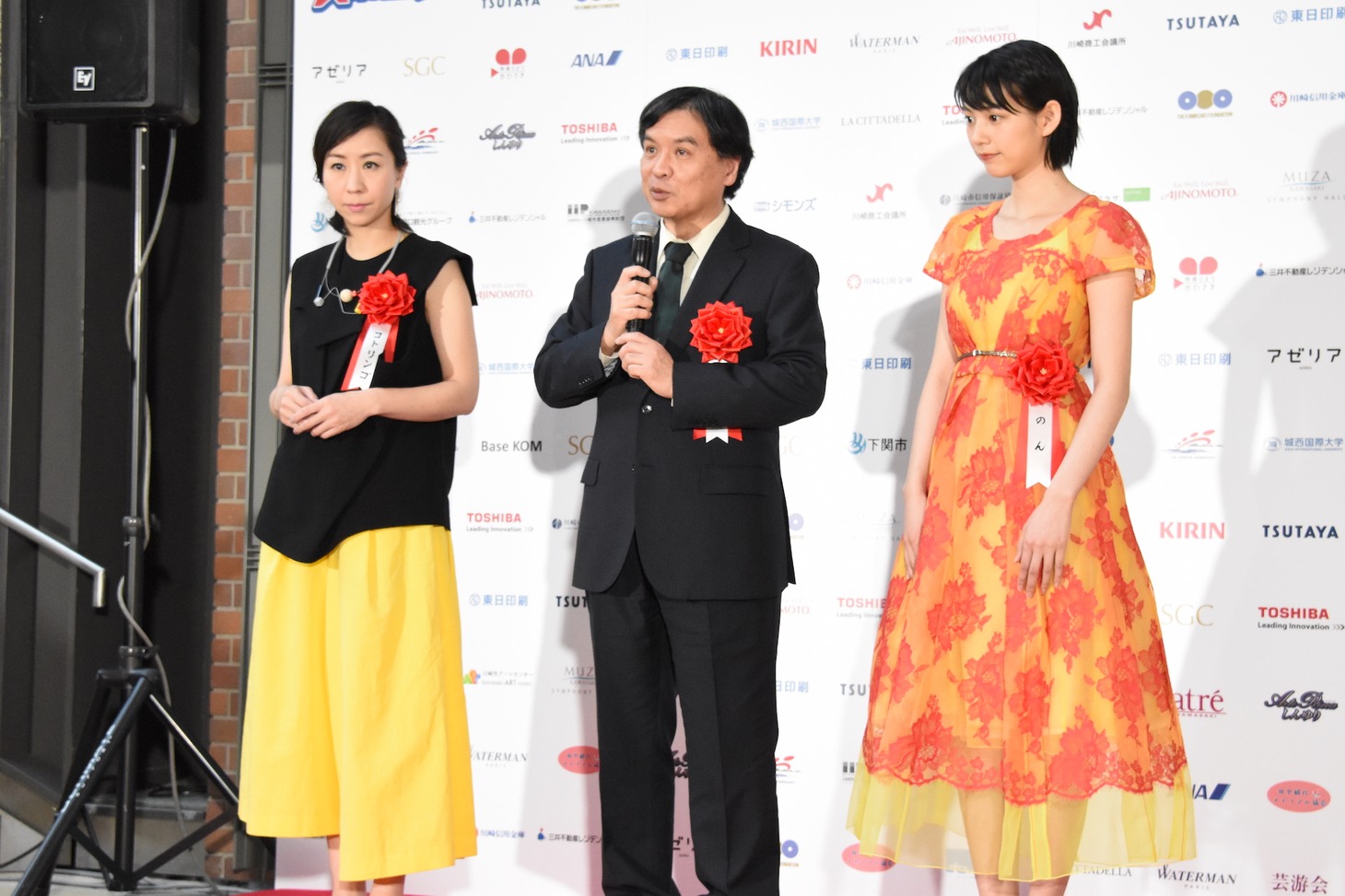 左からコトリンゴ、片渕須直、のん。