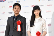 左から毎熊克哉、中条あやみ。