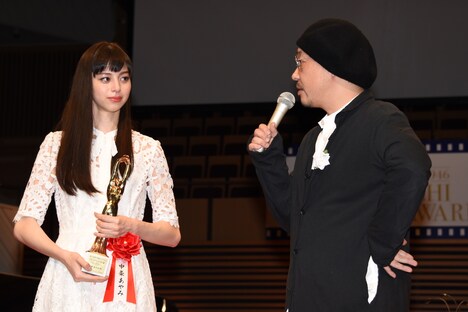 中条あやみ（左）と大森立嗣（右）。