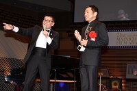 香川照之（右）と司会の生島ヒロシ（左）。