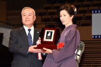 松原智恵子（右）