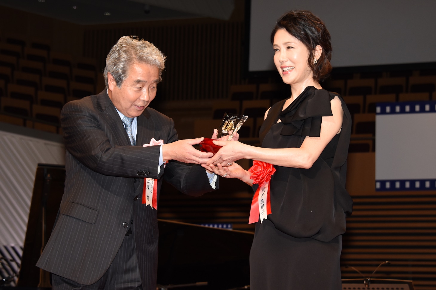 筒井真理子（右）